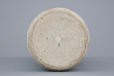 Een Chinese wucai vaas, 20e eeuw