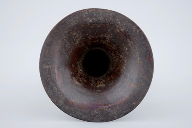 Un vase gu en bronze avec traces de lacque dor&eacute;e et une marque, Chine, fin de la Dynastie Ming
