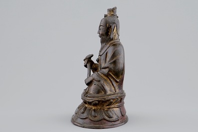 Een Chinese bronzen figuur van een wijze met scepter, Ming Dynastie