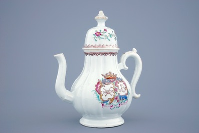 Une th&eacute;i&egrave;re armoiri&eacute;e en porcelaine de Chine famille rose pour le march&eacute; hollandais, Qianlong, 18&egrave;me