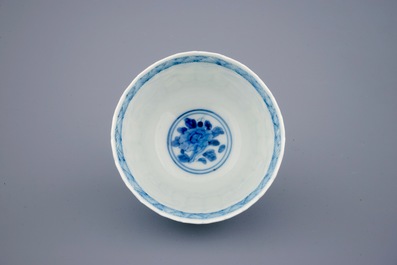 Une th&eacute;i&egrave;re, deux assiettes et une tasse et soucoupe en porcelaine de Japon Arita et Imari, 17/18&egrave;me