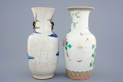 Deux vases en porcelaine de Chine famille rose et bleu et blanc, 19&egrave;me