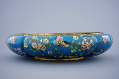 Een ovaal gelobd Chinees cloisonn&eacute; bassin, 19e eeuw