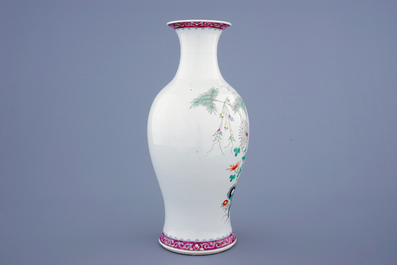 Un vase en porcelaine de Chine famille rose &agrave; d&eacute;cor floral, 19/20&egrave;me