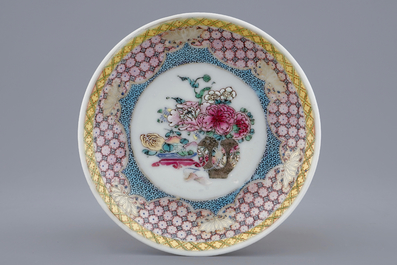 Een Chinese famille rose eierschaal kop en schotel met een bloemvaas, Yongzheng, 1723-1735