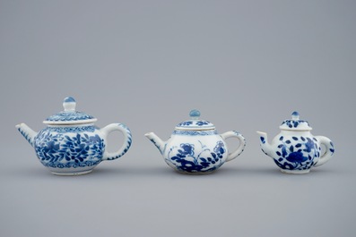 Trois th&eacute;i&egrave;res miniatures en porcelaine de Chine bleu et blanc, Kangxi