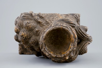 Een Chinese tempelhond in marmer of hardsteen gesculpteerd, wellicht laat Ming
