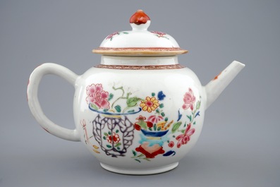 Een Chinese famille rose theepot met deksel, Qianlong, 18e eeuw