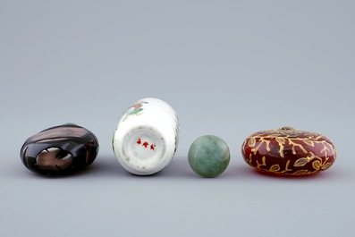 Een lot van zes diverse Chinese snuifflesjes in glas en porselein, 19/20e eeuw