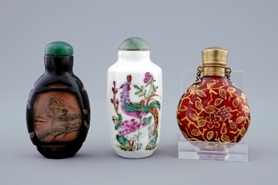 Een lot van zes diverse Chinese snuifflesjes in glas en porselein, 19/20e eeuw