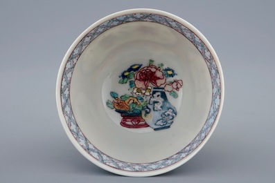 Een Chinese famille rose eierschaal kop en schotel met robijnrode achterkant, Yongzheng, 1723-1735