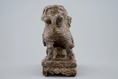 Een Chinese tempelhond in marmer of hardsteen gesculpteerd, wellicht laat Ming