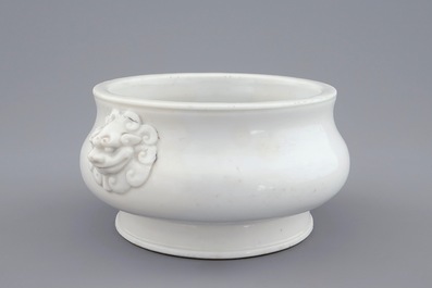 Een ronde Chinese wierookbrander in blanc de Chine, Kangxi