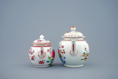 Twee Chinese famille rose theepotten met deksels, Yongzheng/Qianlong, 18e eeuw