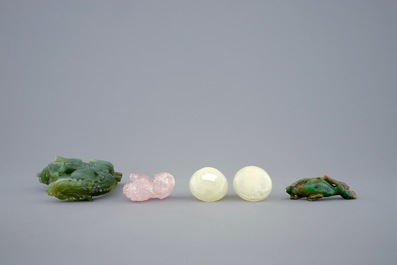 Four various Chinese quartz and jadeite carvings, 19/20th C.