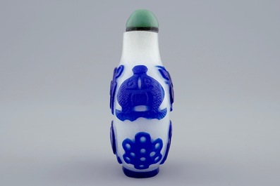 Une tabati&egrave;re en verre overlay bleu et blanc, Chine, 19&egrave;me