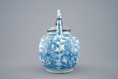 Een blauw-witte Chinese wijn- of theepot met zilveren montuur, Ming Dynastie, Wanli, 1573-1619
