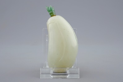 Een Chinees snuifflesje in witte celadon jade gesculpteerd, 18/19e eeuw