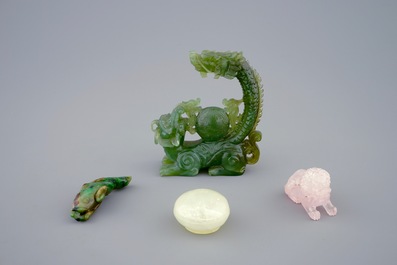 Vier diverse Chinese snijwerkjes in jadeiet, quartz en andere gesteentes, 19/20e eeuw