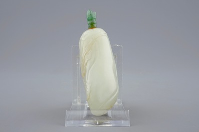 A Chinese pale celadon jade snuff bottle, 18/19th C.