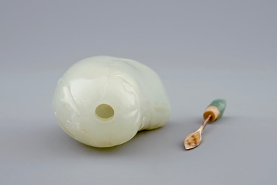 Een Chinees snuifflesje in witte celadon jade gesculpteerd, 18/19e eeuw