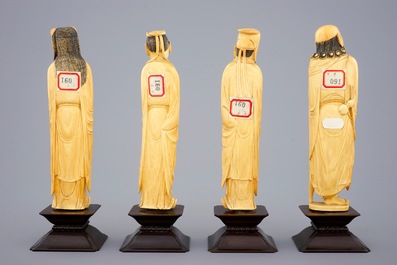 Een set van 8 Chinese ivoren figuren van onsterfelijken op houten sokkels, 19e eeuw