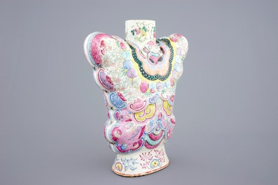 Un vase exceptionnel en forme de papillon en porcelaine famille rose, 19&egrave;me