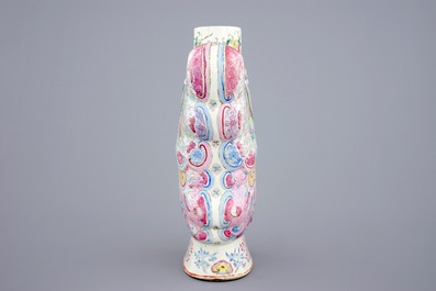 Un vase exceptionnel en forme de papillon en porcelaine famille rose, 19&egrave;me