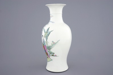 Un vase en porcelaine de Chine famille rose &agrave; d&eacute;cor de musiciennes, 19/20&egrave;me