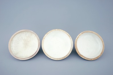 A set of 3 round Japanese Imari boxes and covers, 18th C.