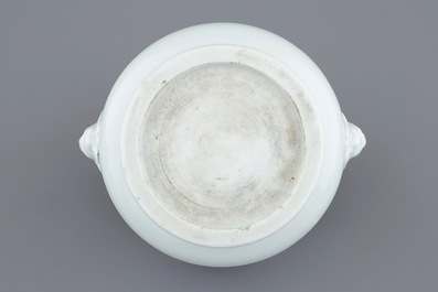 A round blanc de Chine censer with lion's head handles, 18th C.