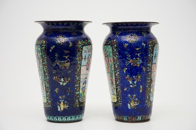 Une paire de vases en &eacute;mail de Canton au fond bleu, 19&egrave;me
