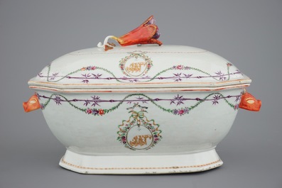 Een gemonogrammeerd 25-delig Chinees famille rose servies met terrine op presentoir, Qianlong, 18e eeuw