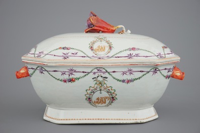 Een gemonogrammeerd 25-delig Chinees famille rose servies met terrine op presentoir, Qianlong, 18e eeuw