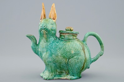 A Chinese famille verte biscuit ewer in the shape of a rabbit, 18/19th C.