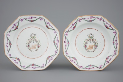 Een gemonogrammeerd 25-delig Chinees famille rose servies met terrine op presentoir, Qianlong, 18e eeuw