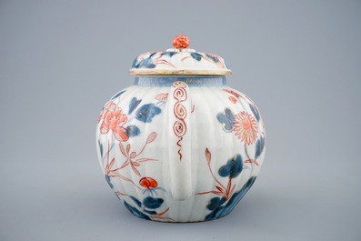 A ribbed Japanese Imari teapot and cover, 18th C.