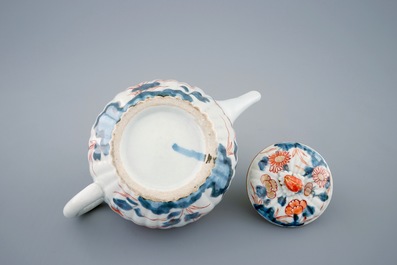 Een gelobde Japanse Imari theepot met deksel, 18e eeuw