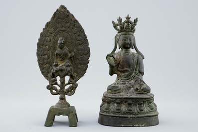 Twee Chinese bronzen figuren van Boeddha met inscriptie, Ming Dynastie