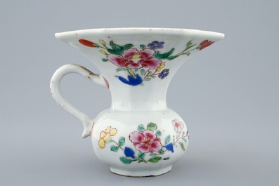 Un crachoir en porcelaine de Chine famille rose, Yongzheng/Qianlong