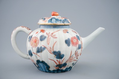 A ribbed Japanese Imari teapot and cover, 18th C.