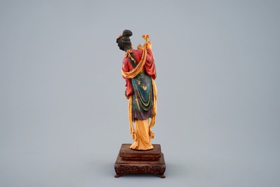 Een polychrome Chinese ivoren figuur van Guanyin op houten sokkel, 19e eeuw