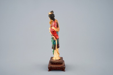 Een polychrome Chinese ivoren figuur van Guanyin op houten sokkel, 19e eeuw