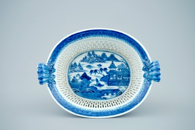 A Chinese blue and white pierced basket on stand, Qianlong, 18th C.