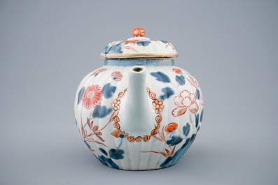 A ribbed Japanese Imari teapot and cover, 18th C.