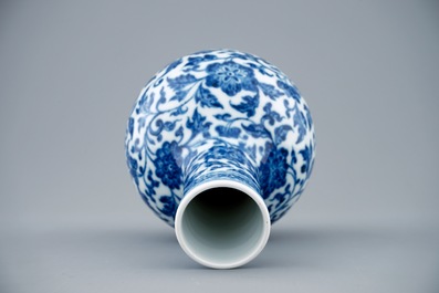 Een blauw-witte Chinese tianqiuping bolvaas met lotus decor, 19/20e eeuw