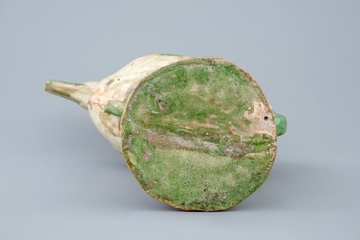 Une aigui&egrave;re en forme de grue en biscuit &eacute;maill&eacute; vert, Chine, 18/19&egrave;me