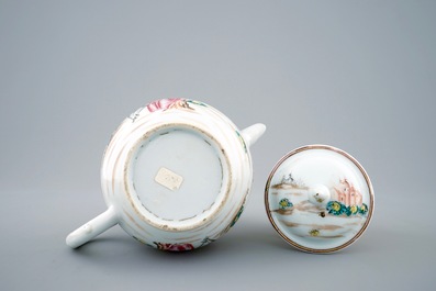 Een Chinese famille rose theepot met Europees decor van het &quot;Afscheid van de zeeman&quot;, Qianlong, 18e eeuw