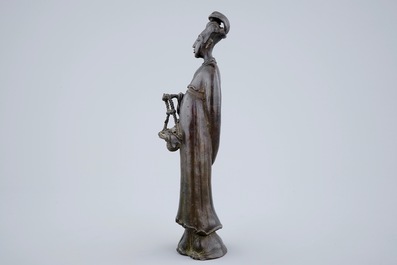 A Chinese bronze figure of a lady with a flower basket, 18/19th C.