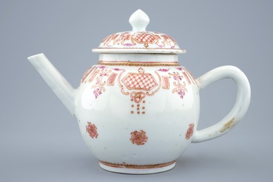 Een Chinese famille rose theepot met deksel, Qianlong